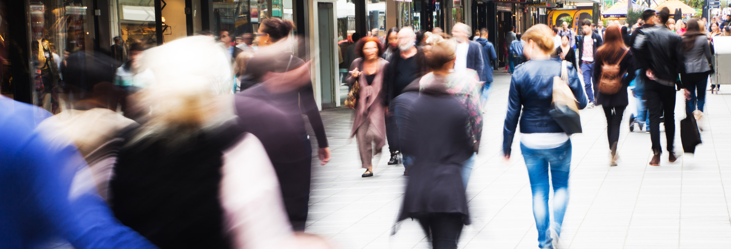 Menschen in einer Fußgängerzone Einkaufsstraße
